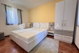 Istra, Medulin - kuća sa dva apartmana s pogledom na more, NKP 126.30 m2 200 m od mora, Medulin, Famiglia