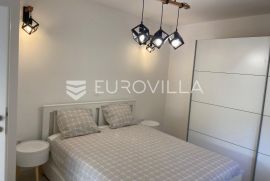 Lovran - prekrasno adaptirano prizemlje kuće s 50 m2 terase, NKP 140 m2, 250 m od mora, Lovran, Haus