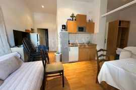 Crikvenica- Kuća u širem centru sa 7 apartmana, Crikvenica, Haus