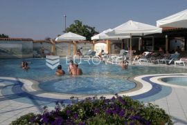 Peroj, hotel s 54 sobe i 5 apartmana, 1,2 km od plaže, pogled na Brijunsko otočje, Vodnjan, Immobili commerciali