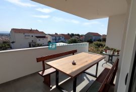 VODICE, novo, namještena kuća, vrt, pogled na more, garaža, Vodice, Casa