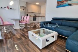 Trogir, moderan stan s dvorištem dostupan od 1. travnja, Trogir, Apartamento