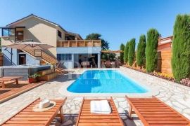 Loborika villa 320m2 dva stana, studio 30m2,bazen,jacuzzi !, Marčana, Famiglia