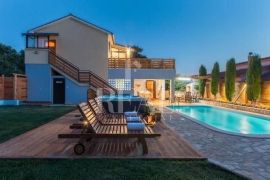 Loborika villa 320m2 dva stana, studio 30m2,bazen,jacuzzi !, Marčana, Ev