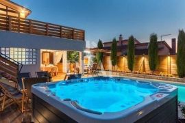 Loborika villa 320m2 dva stana, studio 30m2,bazen,jacuzzi !, Marčana, Ev