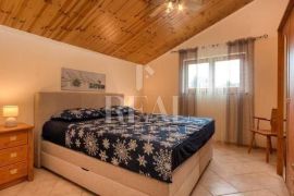 Loborika villa 320m2 dva stana, studio 30m2,bazen,jacuzzi !, Marčana, Ev