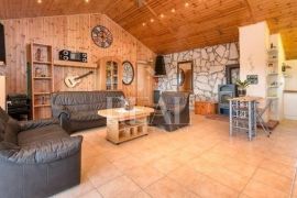 Loborika villa 320m2 dva stana, studio 30m2,bazen,jacuzzi !, Marčana, Ev