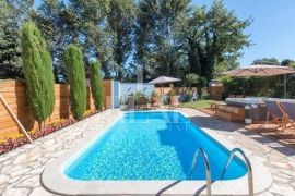 Loborika villa 320m2 dva stana, studio 30m2,bazen,jacuzzi !, Marčana, Ev