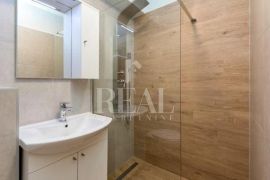 Loborika villa 320m2 dva stana, studio 30m2,bazen,jacuzzi !, Marčana, Ev