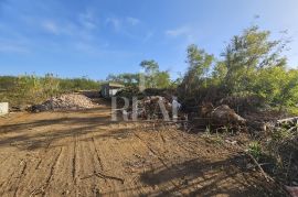 Vrsi građevinsko zemljište 1800 m2 za 3 vile sa bazenom 2.red od mora, Nin, Terrain