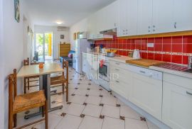 Kuća sa 4 apartmana na atraktivnoj lokaciji blizu plaže i centra Poreča, Poreč, House