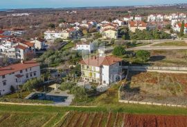 POREČ Imanje sa dvije kuće, bazenom i građevinskim terenom, Poreč, Maison