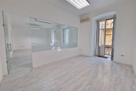 Ekskluzivan poslovni u samom centru grada u zgradi s liftom, Rijeka, Commercial property