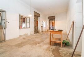 Pula, dvije kuće za renovaciju s velikim potencijalom, Pula, Casa