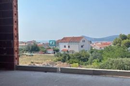 TRIBUNJ, novo, 2. kat, pogled na more, 3 spavaće sobe, Vodice, Daire