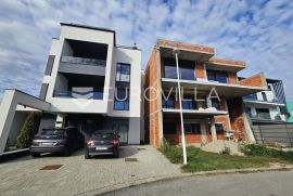 Osijek, Retfala, četverosoban stan na prvom katu 133 m2 sa terasom od 19 m2, Osijek, Wohnung