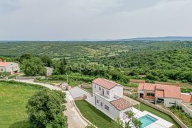 Obiteljska kuća s bazenom, 3 spavaće sobe, Istočna obala Istre, Marčana, Maison