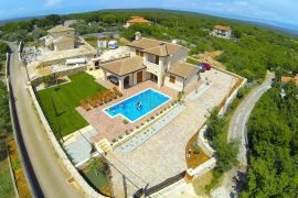 SUPERAKCIJA ! OTOK KRK - MEDITERANSKA VILA S BAZENOM !, Krk, Casa