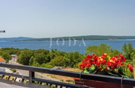 Stan s garažom i panoramski pogledom, Crikvenica, شقة