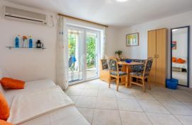 Stan s okućnicom 250m od mora, Crikvenica, Appartment