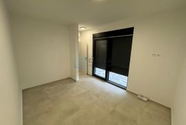 Vir PRODAJA apartman sa okućnicom, 100 m2, 3s, 2 parkinga, Vir, Apartamento