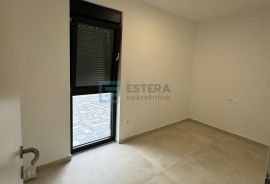 Vir PRODAJA apartman sa okućnicom, 100 m2, 3s, 2 parkinga, Vir, Apartamento