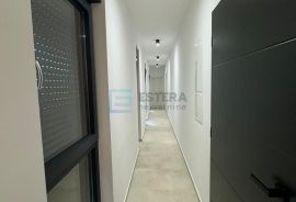 Vir PRODAJA apartman sa okućnicom, 100 m2, 3s, 2 parkinga, Vir, Apartamento