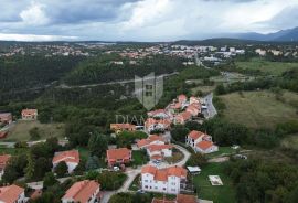 Prostrana kuća u predgrađu Labina, Labin, Kuća