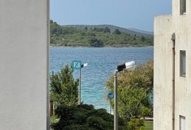 SRIMA, top lokacija, 75 m do plaže, namješten stan, pogled na more, Vodice, شقة