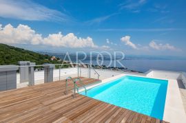 Opatija, penthouse s pogledom na more, krovnom terasom i bazenom, Opatija, Stan