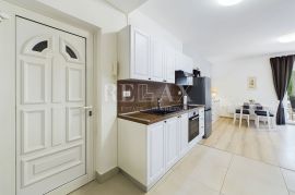 Dramalj - stan sa ograđenom okućnicom, Crikvenica, Appartment