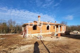 ISTRA, TINJAN - Samostojeća prizemnica u roh bau fazi na odličnoj lokaciji, Tinjan, House