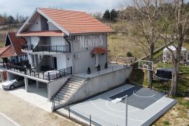 Porodicna kuca sa 5 zasebnih apartmana na samoj obali Dunava, Golubac, Kuća