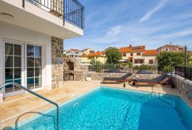 Kornić, Otok Krk- Vila 121m2 s pogledom na more i bazenom, Krk, House