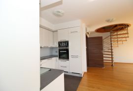 LOVRAN - atraktivan dvoetažni stan 200 m od mora, Lovran, Appartement