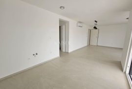 Malinska - apartman 80m2 sa bazenom i okućnicom, Malinska-Dubašnica, Stan