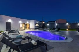 Novi Vinodolski - villa sa bazenom 300m2, Novi Vinodolski, Σπίτι