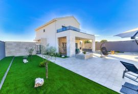 Novi Vinodolski - villa sa bazenom 300m2, Novi Vinodolski, Дом