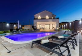 Novi Vinodolski - villa sa bazenom 300m2, Novi Vinodolski, Σπίτι