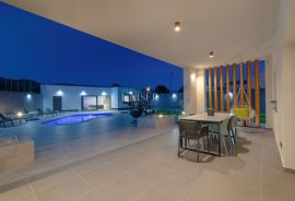 Novi Vinodolski - villa sa bazenom 300m2, Novi Vinodolski, Σπίτι