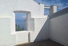 Opatija, centar, stan na III katu s terasom i pogledom na more, Opatija, Appartement