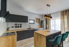 Novi Vinodolski - stan 3S+DB sa velikom okućnicom, Novi Vinodolski, Wohnung