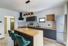 Novi Vinodolski - stan 3S+DB sa velikom okućnicom, Novi Vinodolski, Wohnung