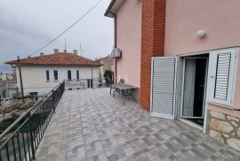 Novi Vinodolski, centar - kuća 250m2 sa velikom okućnicom, Novi Vinodolski, Casa