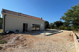 Zadar, okolica - roh bau kuća sa bazenom 101m2, Nin, Famiglia