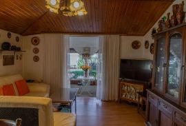 Opatija, 80 m2 stana u austrougarskoj vili za potpunu adaptaciju, Opatija, Apartamento