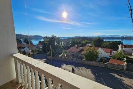 Otok Krk, Omišalj - apartmanska kuća, 100m od mora, Omišalj, Ev