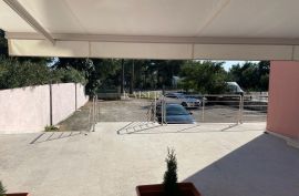 Istra, Novigrad - Stan 35 m2+loggia 5 m2 i Poslovni prostor 95 m2, Novigrad, Appartement