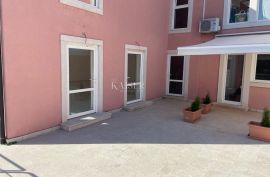 Istra, Novigrad - Stan 35 m2+loggia 5 m2 i Poslovni prostor 95 m2, Novigrad, Appartement