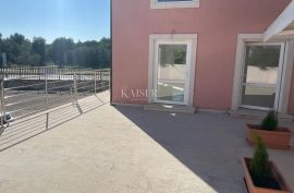 Istra, Novigrad - Poslovni prostor od 95 m2 - dvorište od 200 m2, Novigrad, Gewerbeimmobilie